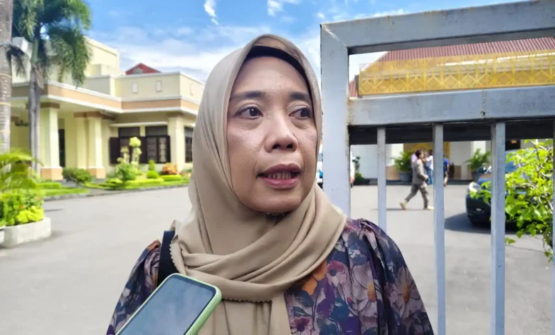 Kepala Dinas PUPR Kota Mataram Lale Widiahning Pemkot Pasang Batu Boulder