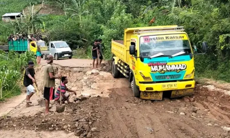 Warga Gotong Royong Perbaiki Jalan Provinsi di Parado Bima Amblas
