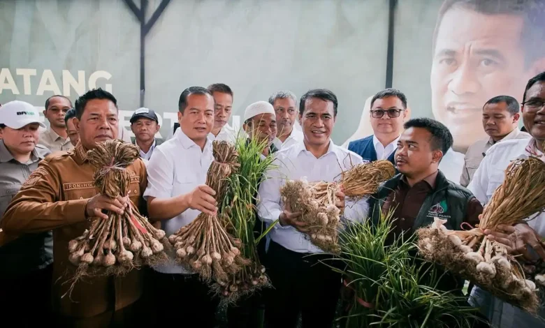 Mentan RI Kunjungi Kawasan Pertanian Bawang Putih Sembalun