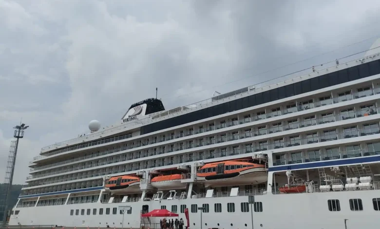 Kapal Pesiar Viking Sky Kelas Dunia Bersandar di Gili Mas