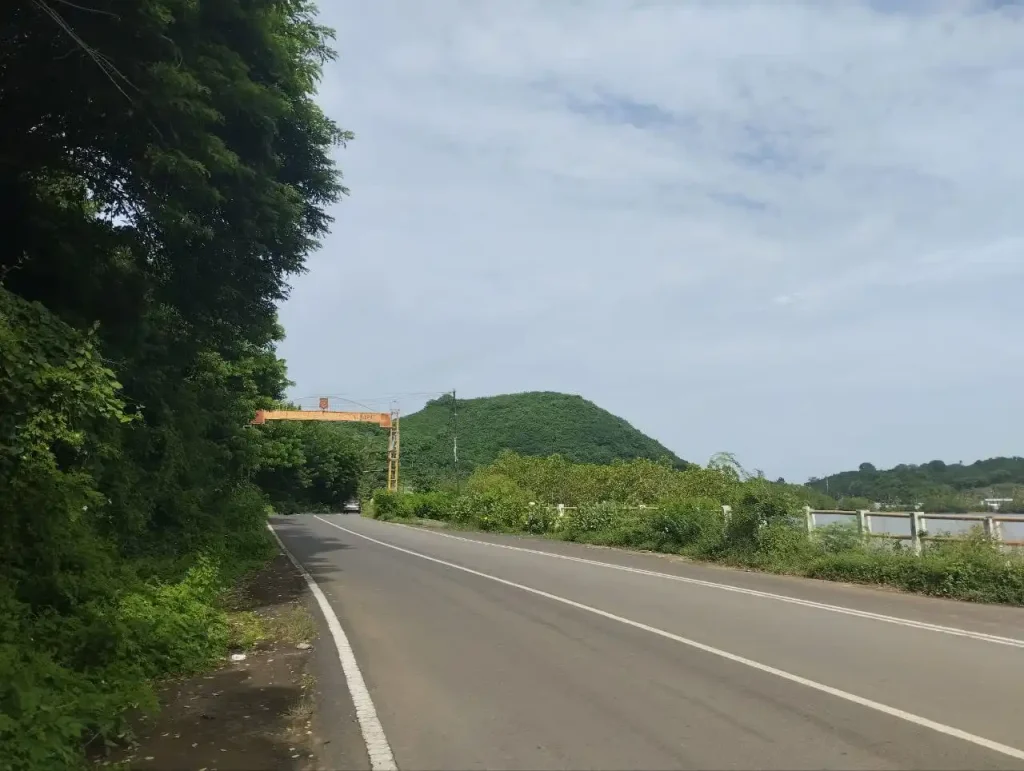 Jalan di Sekotong Lombok Barat