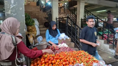 Pedagang di Pasar Seketeng Sumbawa Harga Cabai