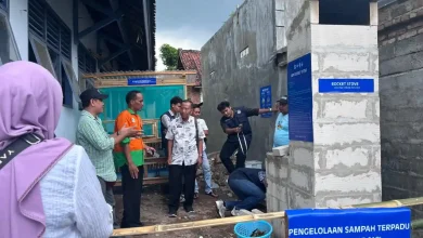 Mahasiswa KKN Unram Banjar Sari Bangun Alat Pengelolaan Sampah Terpadu