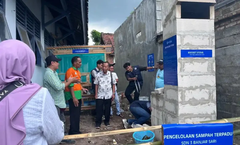 Mahasiswa KKN Unram Banjar Sari Bangun Alat Pengelolaan Sampah Terpadu
