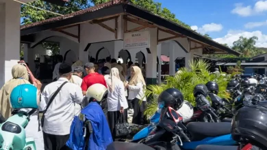 Ratusan Guru di Mataram Datangi Dinas Pendidikan Ambil TPG dan THR