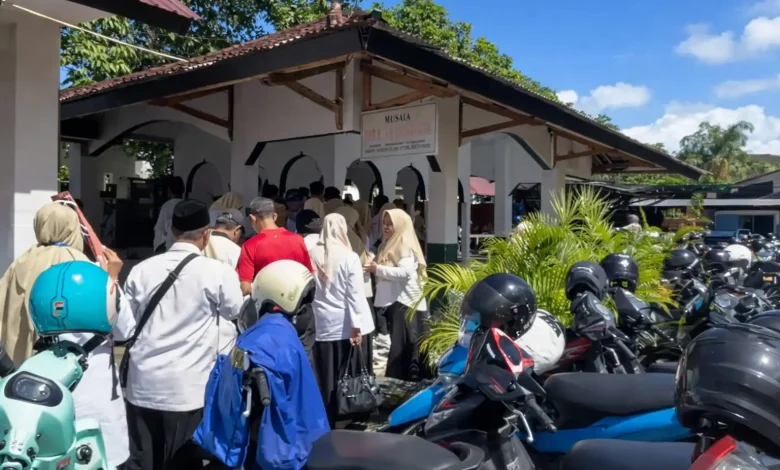 Ratusan Guru di Mataram Datangi Dinas Pendidikan Ambil TPG dan THR