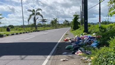 Tumpukan sampah di jalan bypass Lombok Tengah