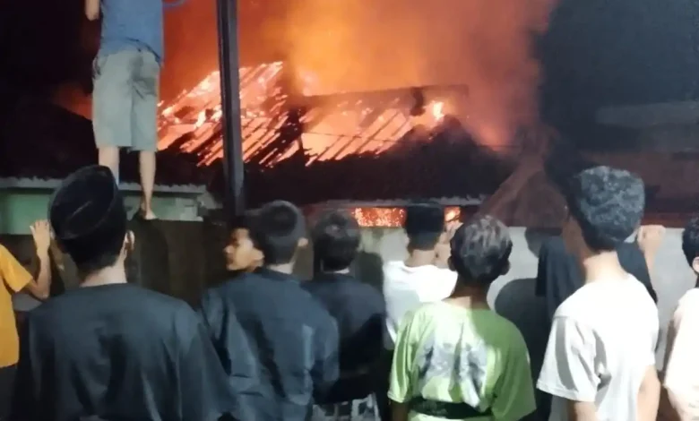 Satu Rumah di Korleko Lombok Timur Hangus Dilalap Api