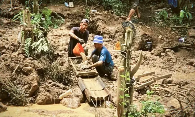 Dua penambang yang mendulang di aliran air sungai Gunung Kongbawi