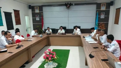 Bupati Dompu, Bambang Firdaus saat memimpin rapat koordinasi penentuan lokasi pembangunan pabrik pakan ternak pada Rabu, 25 Maret 2026.