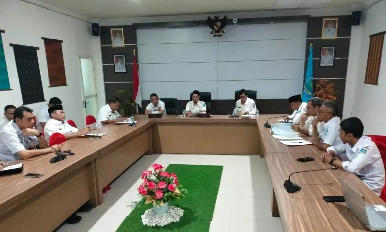 Bupati Dompu, Bambang Firdaus saat memimpin rapat koordinasi penentuan lokasi pembangunan pabrik pakan ternak pada Rabu, 25 Maret 2026.