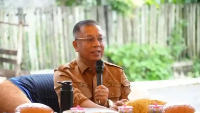 Wali Kota Bima, H. A. Rahman H. Abidin, S.E., menginstruksikan pemasangan umbul-umbul jelang Hut Ke-24 Kota Bima.