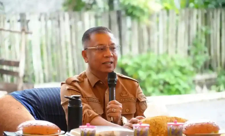 Wali Kota Bima, H. A. Rahman H. Abidin, S.E., menginstruksikan pemasangan umbul-umbul jelang Hut Ke-24 Kota Bima.