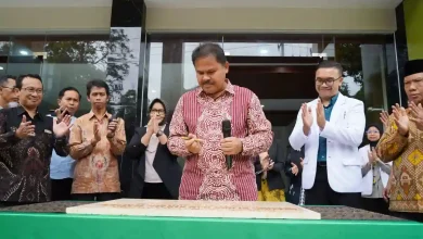 Rektor Unram, Prof. Ir. Bambang Hari Kusumo, M.Agr.St., Ph.D., resmikan klinik rawat inap 24 jam dan smart classroom pada Rabu, 28 Januari 2026.