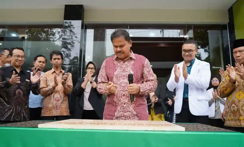 Rektor Unram, Prof. Ir. Bambang Hari Kusumo, M.Agr.St., Ph.D., resmikan klinik rawat inap 24 jam dan smart classroom pada Rabu, 28 Januari 2026.