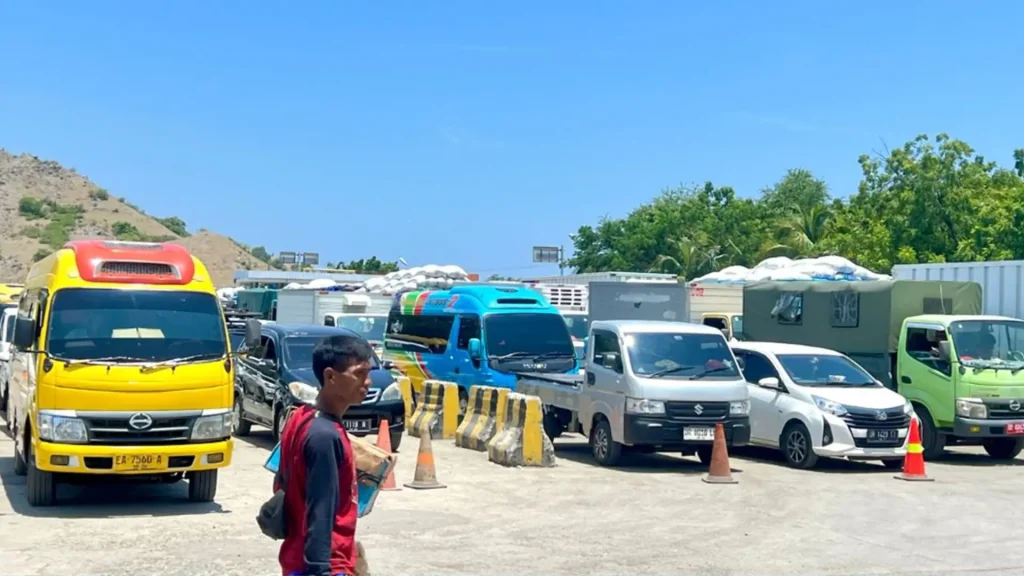 Antrean Kendaraan Mobil di Pelabuhan Poto Tano