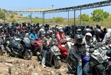 Antrean Kendaraan Motor di Pelabuhan Poto Tano