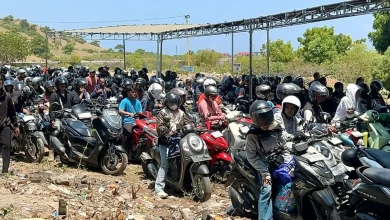 Antrean Kendaraan Motor di Pelabuhan Poto Tano
