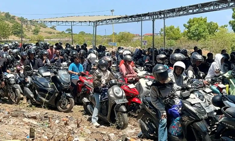 Antrean Kendaraan Motor di Pelabuhan Poto Tano