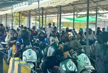 Antrean di Pelabuhan PotoTano