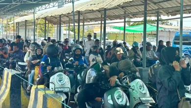 Antrean di Pelabuhan PotoTano