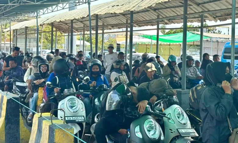 Antrean di Pelabuhan PotoTano