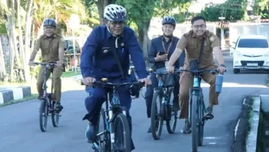 Bupati Jarot Bersepeda ke Kantor