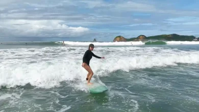 Aktris sekaligus penyanyi Korea Selatan, Uhm Jung Hwa saat surfing di salah satu pantai di Lombok Tengah, NTB.