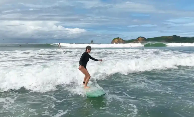 Aktris sekaligus penyanyi Korea Selatan, Uhm Jung Hwa saat surfing di salah satu pantai di Lombok Tengah, NTB.