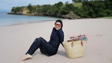 Irish Bella saat libur lebaran 2026 di Pantai Pink, Lombok Timur, NTB.