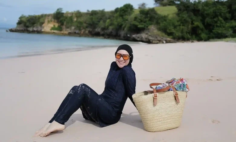Irish Bella saat libur lebaran 2026 di Pantai Pink, Lombok Timur, NTB.