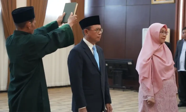 Rektor Unram, Prof. Sukardi melantik Prof. Akmaluddin sebagai Wakil Rektor Bidang Keuangan dan Umum dan Dr. Sitti Latifah sebagai Wakil Rektor Bidang Perencanaan, Kerja Sama, dan Sistem Informasi pada Jumat, 27 Maret 2026.