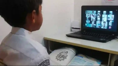 Ilustrasi seorang anak sedang mengikuti sekolah daring.