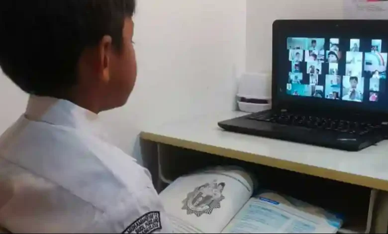 Ilustrasi seorang anak sedang mengikuti sekolah daring.