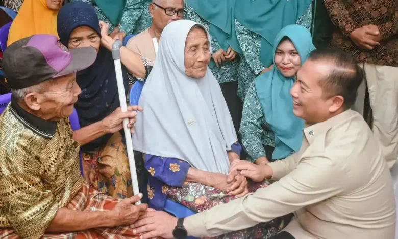 Gubernur NTB Lalu Muhamad Iqbal Kemiskinan Ekstrem