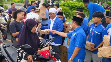 PAN NTB Bagikan Takjil untuk Pengendara di Bundaran GMS Selama Ramadan