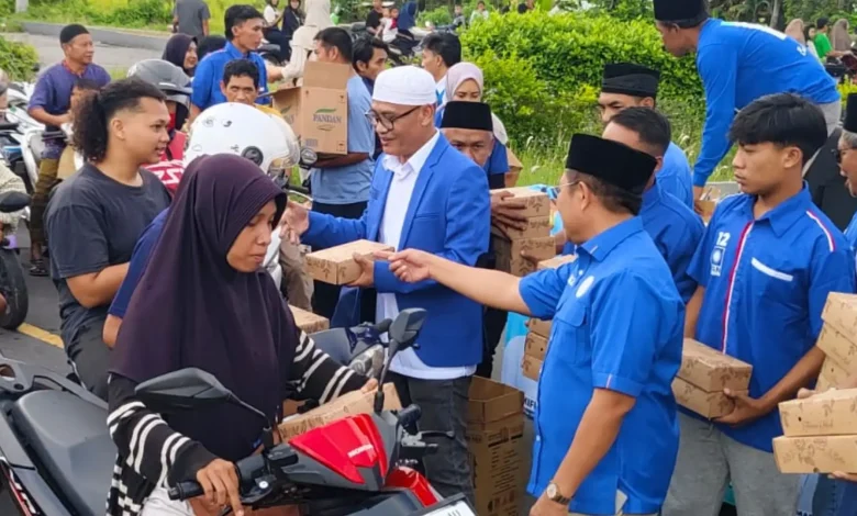PAN NTB Bagikan Takjil untuk Pengendara di Bundaran GMS Selama Ramadan