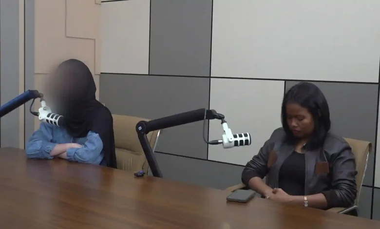 Korban dugaan penyimpangan seksual Mantan Kapolres Bima Kota AKBP DPK, Bunga (nama samaran) (kiri) bersama Badai NTB alias Uswatun Hasanah (kanan).