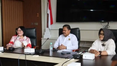 Rektor Unram, Prof. Ir. Bambang Hari Kusumo, M.Agr.St., Ph.D., (tengah) menerima kunjungan Wakil Rektor I Undana, Prof. Dr. drh. Annytha I. R. Detha, M.Si., (kiri) pada Senin, 26 Januari 2026.