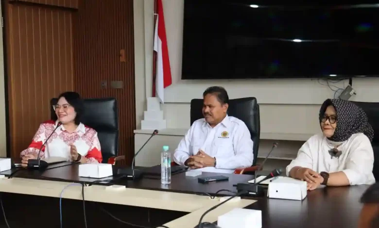 Rektor Unram, Prof. Ir. Bambang Hari Kusumo, M.Agr.St., Ph.D., (tengah) menerima kunjungan Wakil Rektor I Undana, Prof. Dr. drh. Annytha I. R. Detha, M.Si., (kiri) pada Senin, 26 Januari 2026.