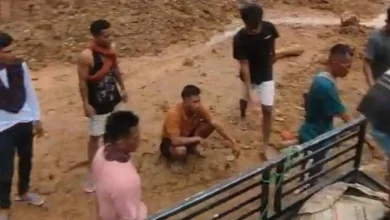 Warga Gotong Royong Perbaiki Proyek Jalan Lenangguar - Lunyuk