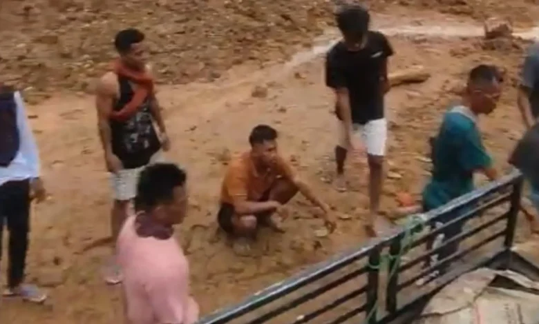 Warga Gotong Royong Perbaiki Proyek Jalan Lenangguar - Lunyuk