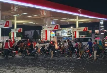 Warga Mataram Antre Puluhan Meter di SPBU
