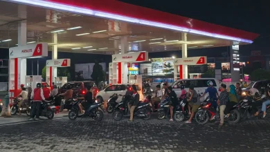 Warga Mataram Antre Puluhan Meter di SPBU
