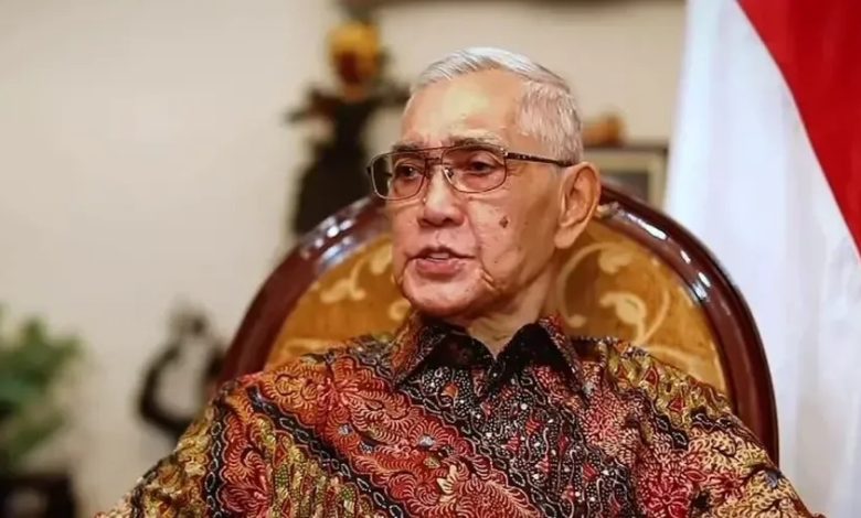 Wakil Presiden Republik Indonesia ke-6, Jenderal TNI (Purn) Try Sutrisno.
