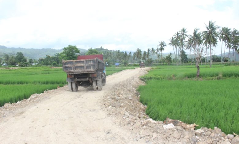Kondisi pembangunan Jalan Tani di Desa Sondo, Kecamatan Monta, Kabupaten Bima.