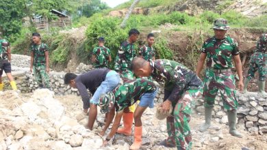 Suasana pembangunan talud di Desa Tolouwi, Kecamatan Monta, Kabupaten Bima.