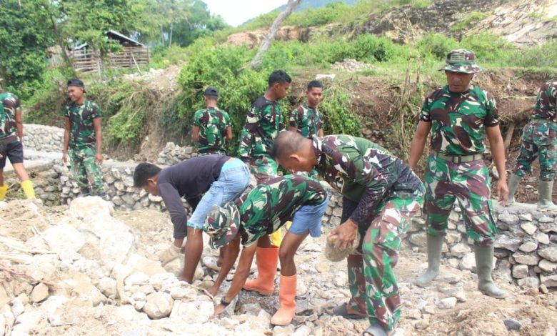 Suasana pembangunan talud di Desa Tolouwi, Kecamatan Monta, Kabupaten Bima.