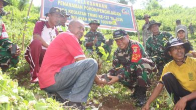 Komandan Kodim 1608/Bima sekaligus Komandan Satgas TMMD ke-127, Letkol Arh. Samuel Asdianto Limbongan, S. Kom., M. Sc., memimpin kegiatan penanaman pohon keras dan tanaman buah pada Sabtu, 7 Maret 2026.