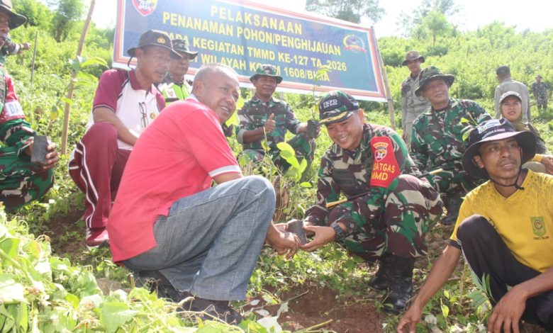 Komandan Kodim 1608/Bima sekaligus Komandan Satgas TMMD ke-127, Letkol Arh. Samuel Asdianto Limbongan, S. Kom., M. Sc., memimpin kegiatan penanaman pohon keras dan tanaman buah pada Sabtu, 7 Maret 2026.